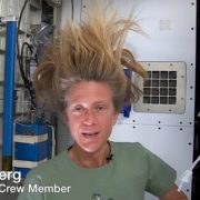 Как помыть волосы в Космосе