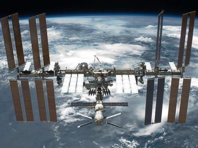 Российские космонавты впервые вынесут наружу МКС почву с микробами.