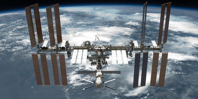 Российские космонавты впервые вынесут наружу МКС почву с микробами.