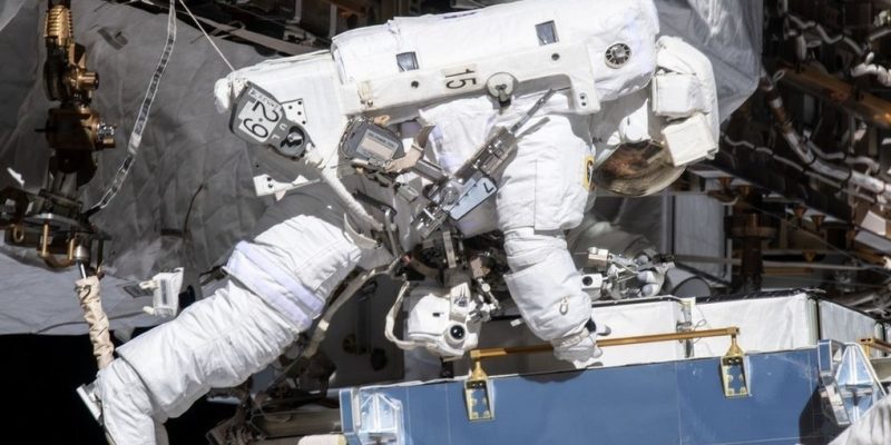 Астронавт за пределами борта МКС